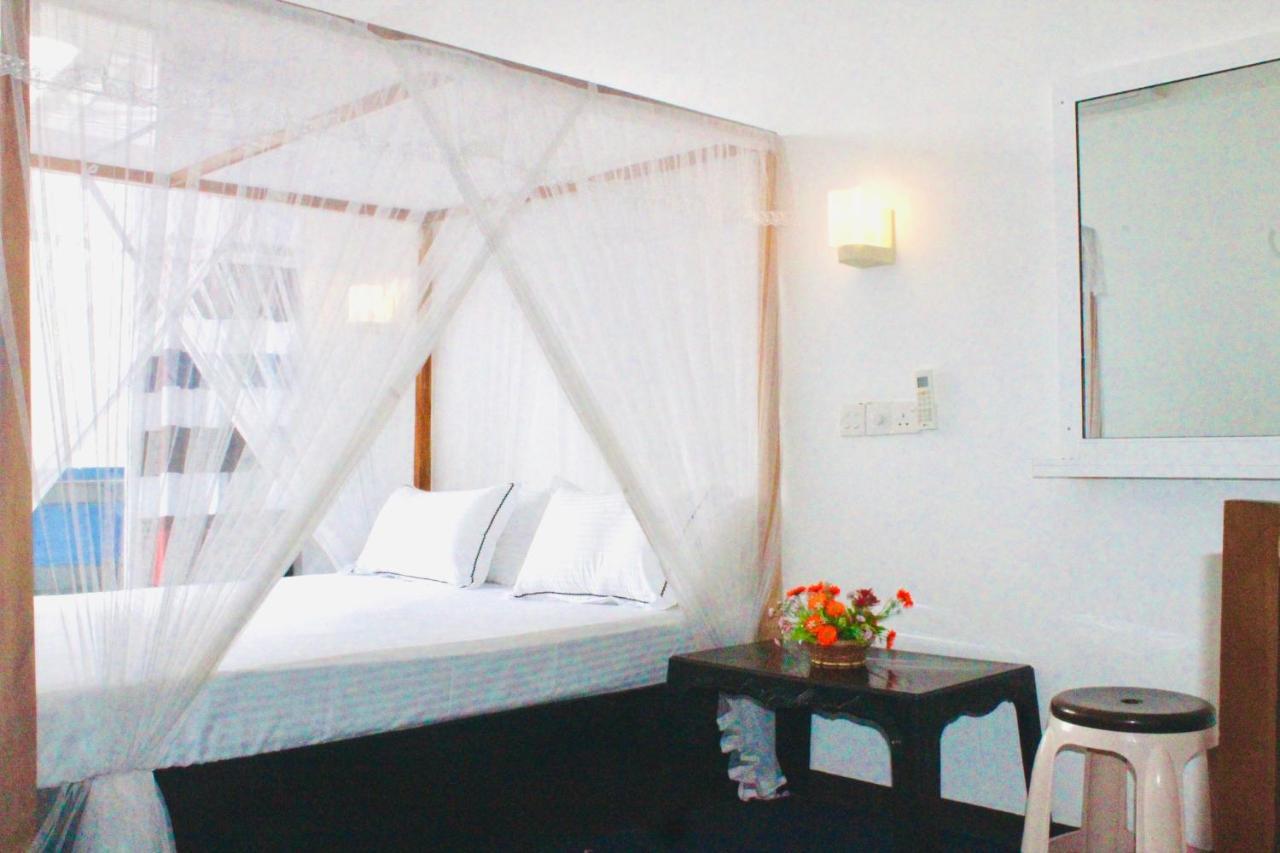 Surasa Beach Resort Weligama Buitenkant foto